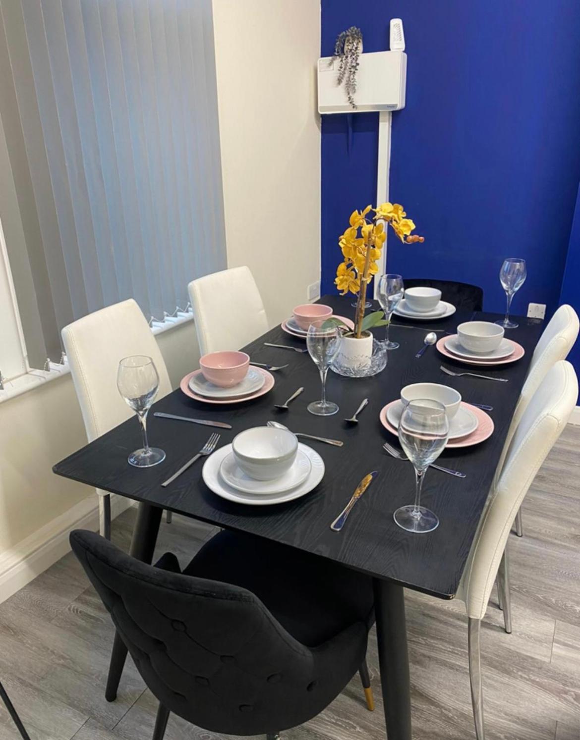 הרוגייט Betty'S Apartment- Metres From Train Station מראה חיצוני תמונה